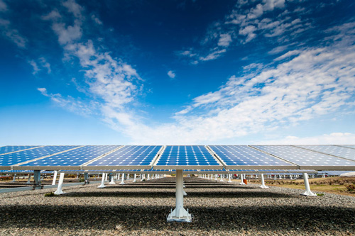 Kraftwerk mit erneuerbarer Solarenergie vor Wolkenhimmel