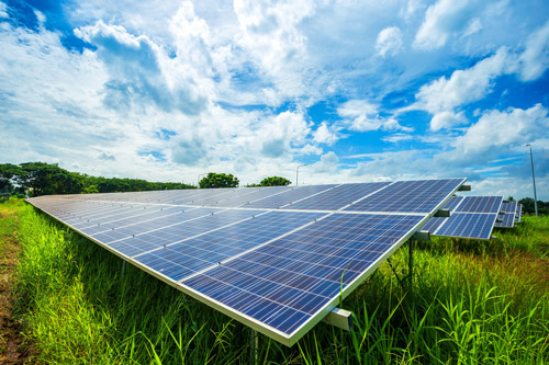 PV-Anlage auf Freifläche mit blauem Himmel