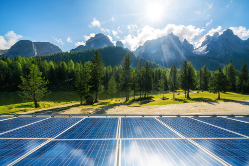 Solarzellenpanel in einer bergigen Landschaft mit Wald