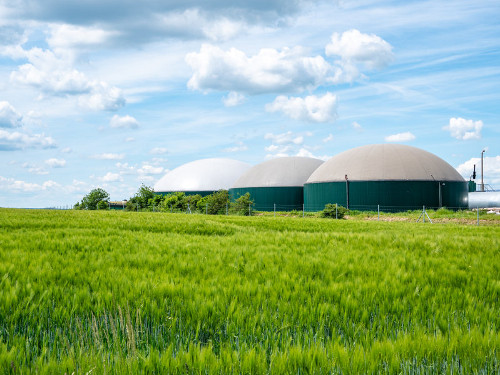 Biogasanlagen auf grüner Wiese