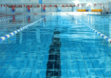 Schwimmbecken in einem Hallenbad