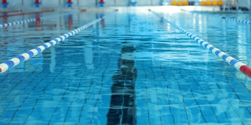 Schwimmbecken in einem Hallenbad