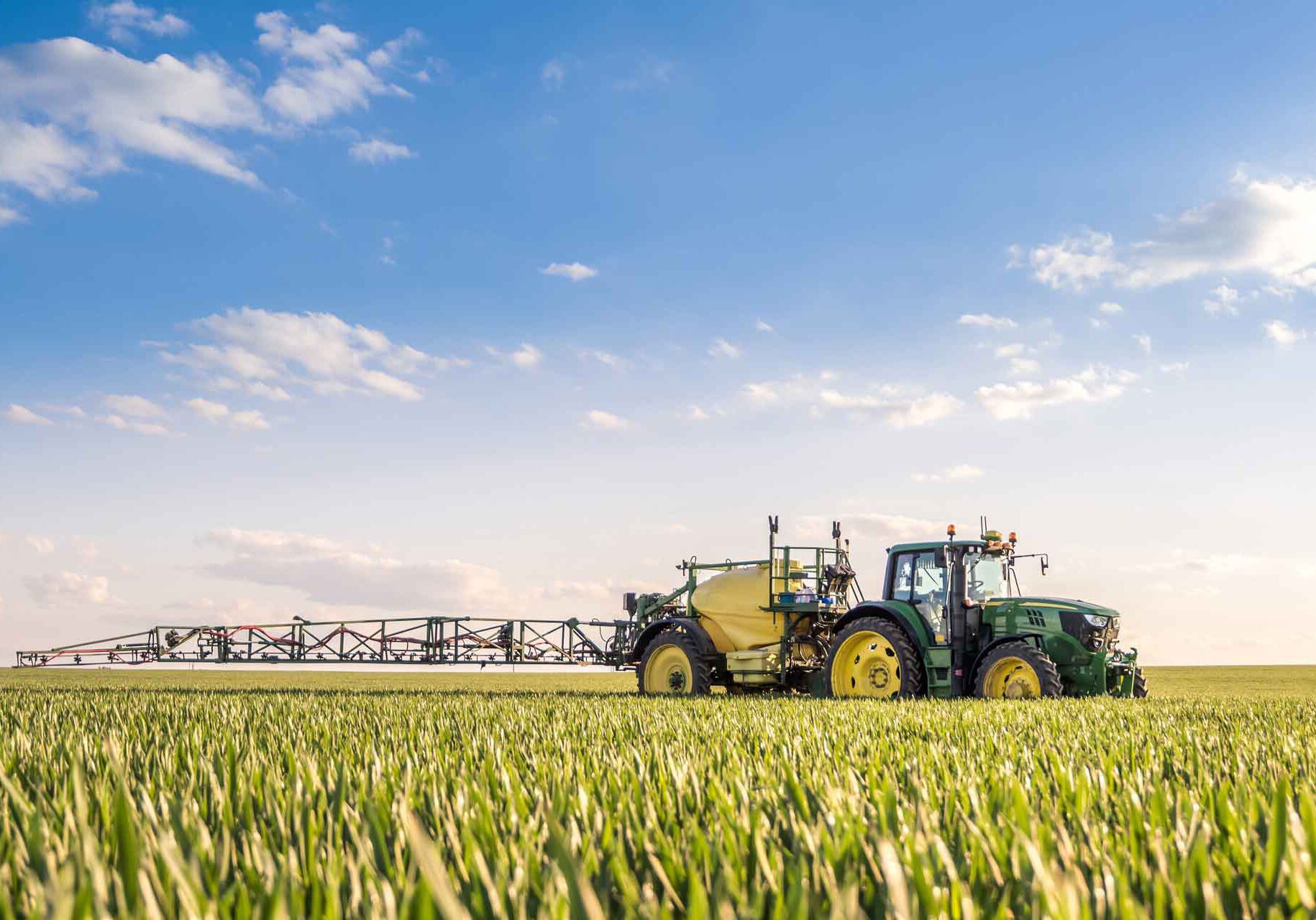 Tracktor auf einem Feld vor blauem Himmel