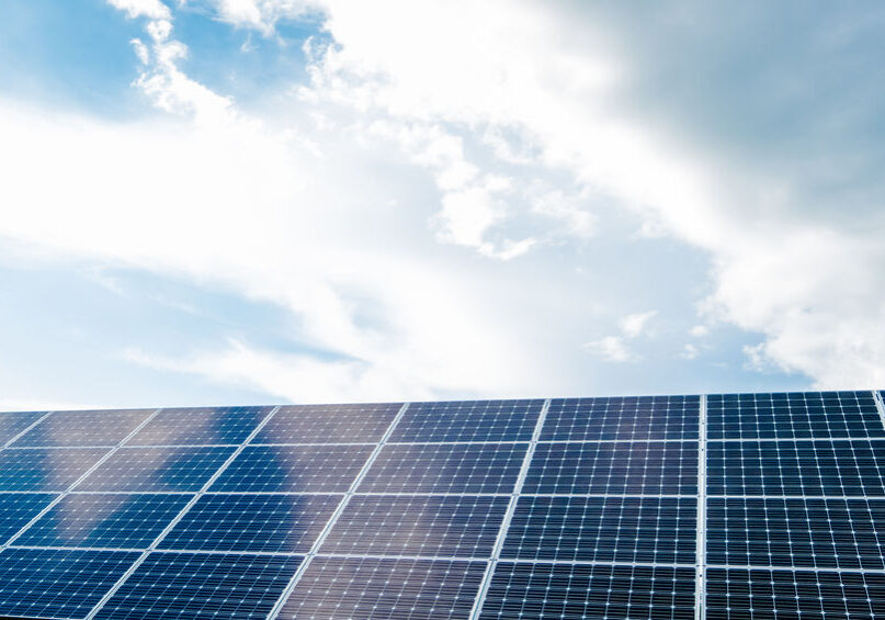 Solarpanel mit Wolkenspiegelung