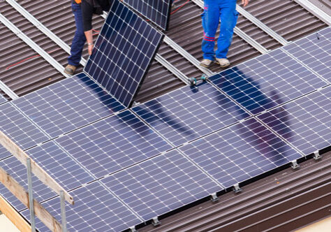 Installation und Wartung von einem Solarpanel auf einem Dach