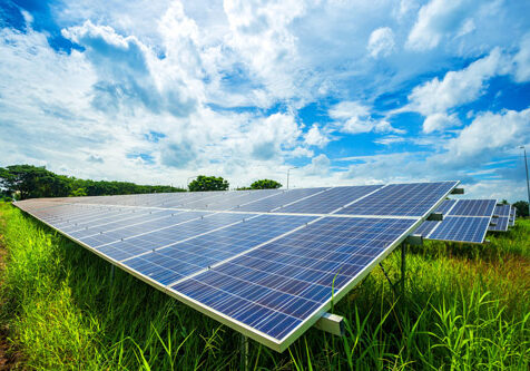 Photovoltaikanlage - nachhaltig und wirtschaflich sinnvoll PV-Anlage auf Freifläche mit blauem Himmel