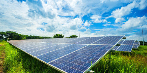 PV-Anlage auf Freifläche mit blauem Himmel