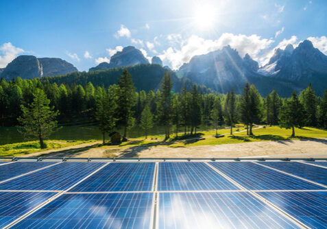 Solarzellenpanel in einer bergigen Landschaft mit Wald