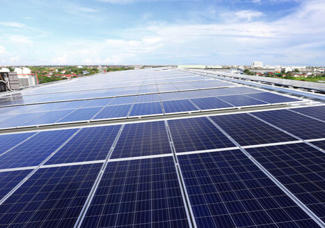 Photovoltaikanlage vor blauem Himmel